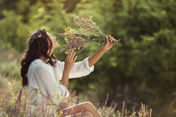 Naturlig skönhet flicka med blombukett utomhus i frihet njutning koncept. — Stockfoto