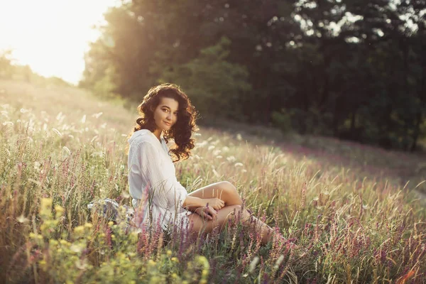 Gratis gelukkige vrouw genietend van de natuur. Schoonheidsmeisje Outdoor. Vrijheid. — Stockfoto