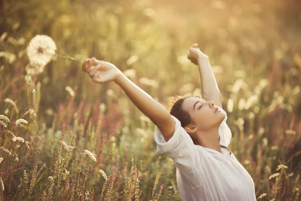 Beautiful carefree woman in fields being happy outdoors — Stock Photo, Image