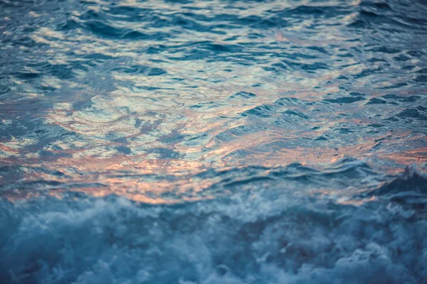 Onda del mare da vicino, vista a basso angolo — Foto Stock