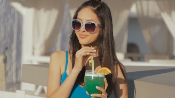 Νεαρά ασιατικές μόδας γυναίκα πίνοντας κοκτέιλ στο beach bar. — Αρχείο Βίντεο
