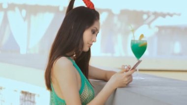 Kendine güvenen Genç Asyalı kadın ile smartphone açık havada