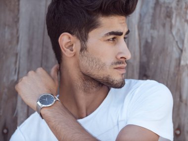 yakışıklı genç adam açık havada