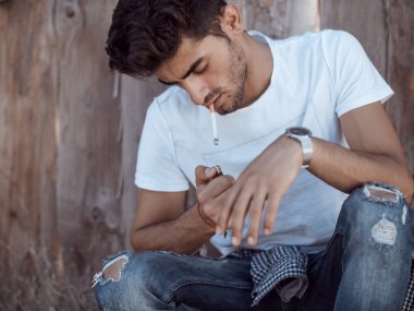 genç yakışıklı hipster adam duman sigara şehrin sakallı