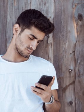 Cep telefonu olan adam.