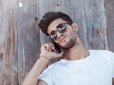 Cep telefonu olan adam.