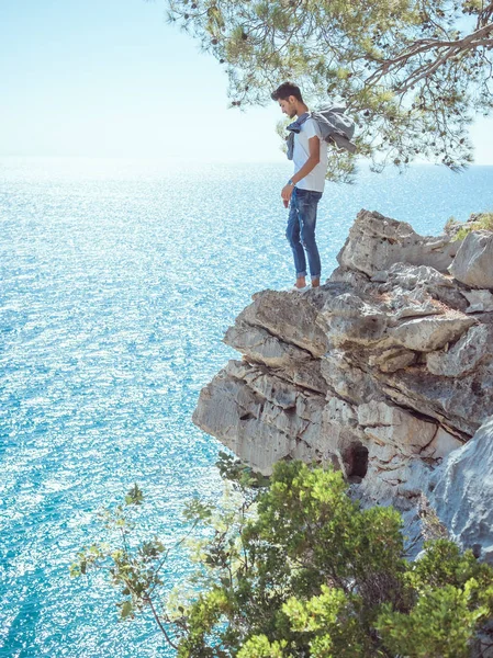 Homem viajante perto do mar — Fotografia de Stock