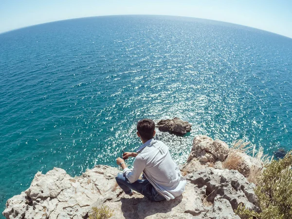 Homem viajante perto do mar — Fotografia de Stock