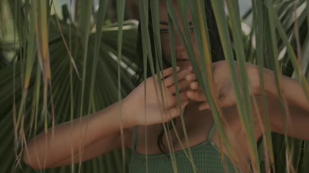 Krásná dívka pózuje v tropickém lese. Dokonalý portrét detail — Stock video