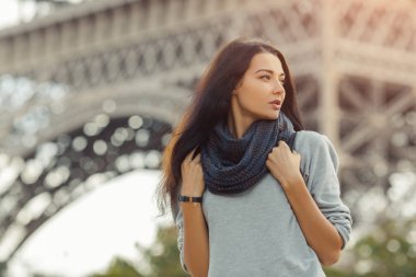 Genç çekici kendine güvenen kadın Eyfel Kulesi Paris, Fransa