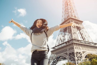 Genç çekici mutlu kadın Eyfel Kulesi Paris, Fransa'da karşı sevinç için atlama