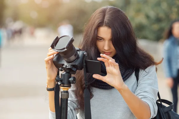 Γυναίκα φωτογράφος παίρνει εικόνες με dslr κάμερα — Φωτογραφία Αρχείου