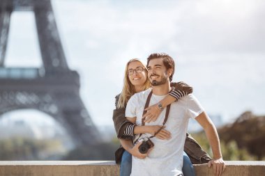 Eyfel Kulesi, Paris, Fransa önünde öpüşme kucaklayan Paris Eiffel Kulesi romantik çift.