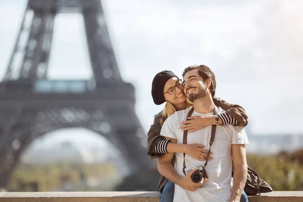 Paris Eiffel Kulesi Romantik Turist Çift Kucaklayan Önünde Eyfel Kulesi — Stok fotoğraf