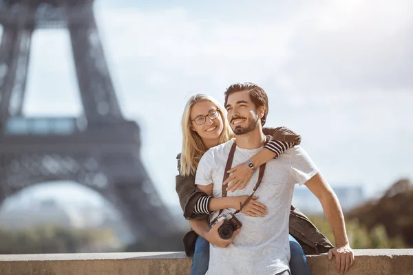 Paris Eiffel tower romantic couple embracing kissing in front of Eiffel Tower, Paris, France. — Stock Photo, Image