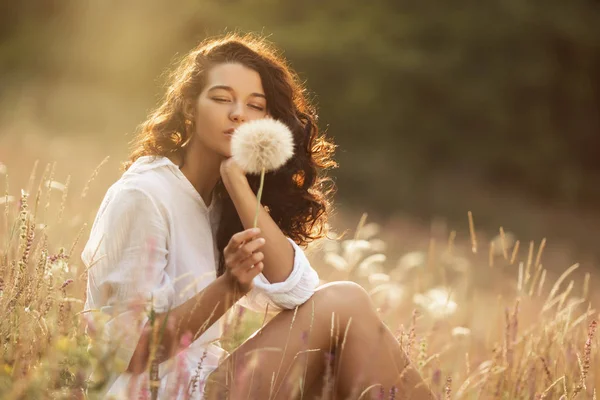 Beautiful carefree woman in fields being happy outdoors — Stock Photo, Image