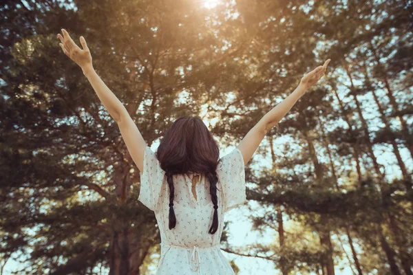 Mujer feliz en el bosque disfrutando de la naturaleza. Chica de pie al aire libre en —  Fotos de Stock