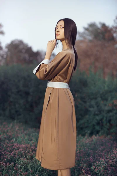 Aziatische vrouw in traditionele Japanse kimono buitenshuis — Stockfoto