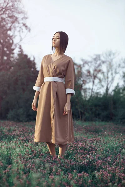 Азіатський жінка в традиційне японське кімоно на відкритому повітрі — стокове фото
