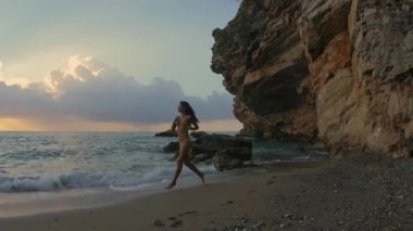 sahilde koşu çekici genç bir kadın