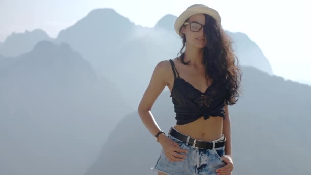 Beauté brune parfaite sur une montagne — Video