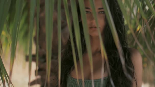 Hermosa chica posando en el bosque tropical. Primer plano retrato perfecto — Vídeos de Stock