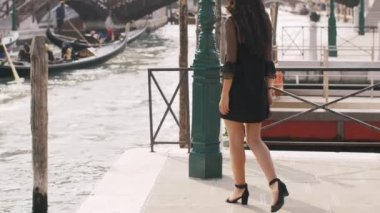 Venedik, İtalya Venedik chanal üzerinde güzel görünümü karşı iskelede romantik turist kadın.