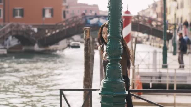 Viagens turista mulher no cais contra bela vista sobre o chanal veneziano em Veneza, Itália. — Vídeo de Stock