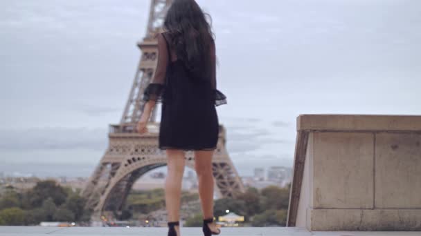 Elegant Romantisk Parisisk Kvinna Svart Sexig Klänning Med Blommor Står — Stockvideo