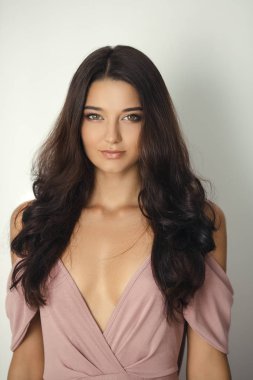 Nedime portre Studio. Mükemmel makyaj ve saç stili ile çekici genç kadın