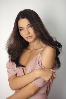 Nedime portre Studio. Mükemmel makyaj ve saç stili ile çekici genç kadın