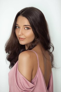 Nedime portre Studio. Mükemmel makyaj ve saç stili ile çekici genç kadın