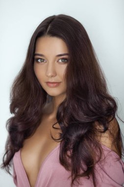 Nedime portre Studio. Mükemmel makyaj ve saç stili ile çekici genç kadın