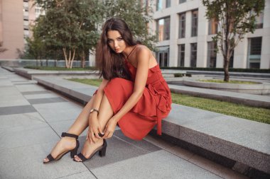 Moda kadın portre kırmızı elbiseli.