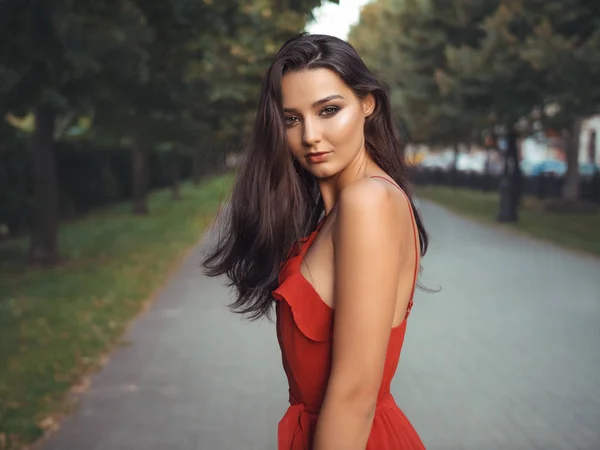 Mode vrouw portret in rood dress. — Stockfoto