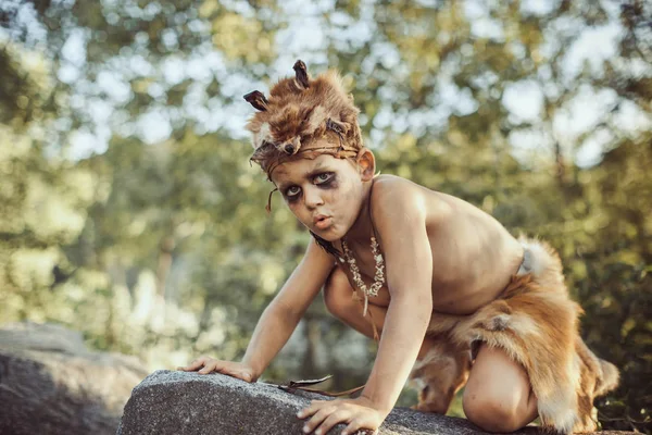 Hombre tribal prehistórico al aire libre — Foto de Stock