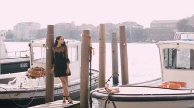 Venedik, İtalya 'daki Venedik Chanal' ının güzel manzarasına karşı rıhtımdaki gezgin kadın..