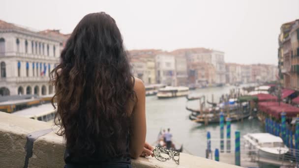 Frau mit Karnevalsmaske in Venedig — Stockvideo