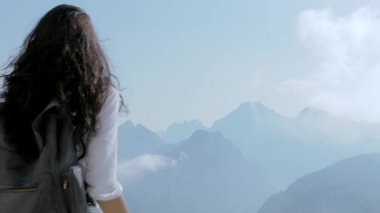 Dağlarda sırt çantalı güzel bir turist kız.