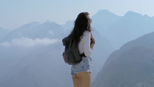 山でリュックを持つ美しい若い観光客の女の子 — ストック動画