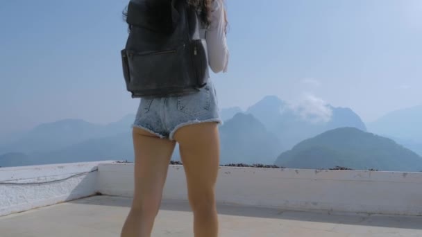 Gyönyörű fiatal turista lány hátizsák a hegyekben