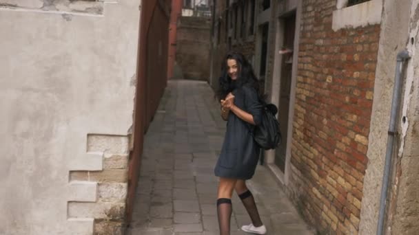 Attractive girl walks through the narrow streets of Venice — Stock Video