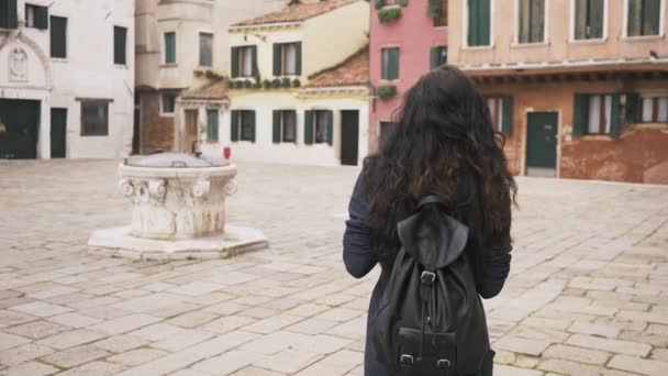 Aantrekkelijk meisje loopt door de smalle straatjes van Venetië — Stockvideo