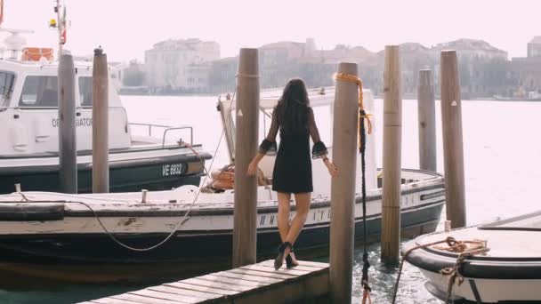 Reizende toeristenvrouw op pier tegen prachtig uitzicht op Venetiaans kanaal in Venetië, Italië. — Stockvideo