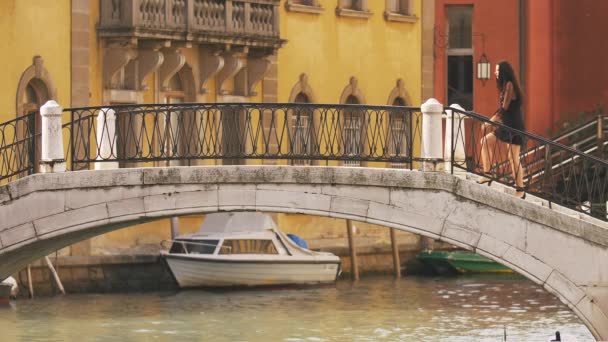 Resor turist kvinna i Venedig, Italien. — Stockvideo