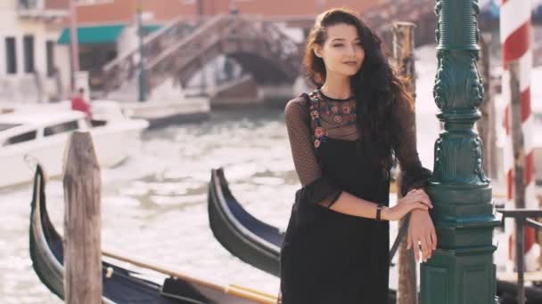 Romantic tourist woman on pier against beautiful view on venetian chanal in Venice, Italy. — Stock Video