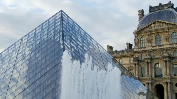 PARIS, FRANCE - September 30, 2017. Louvre museum in Paris France — Stock Video