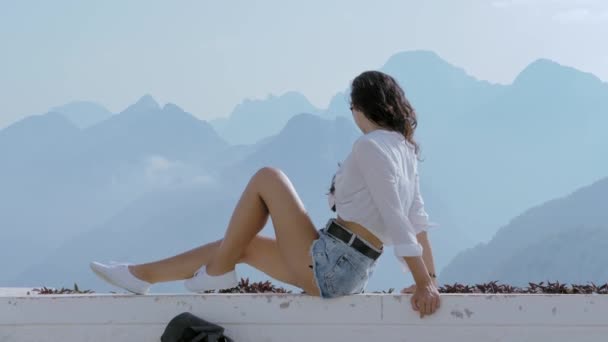 Menina turística jovem bonita com mochila em montanhas — Vídeo de Stock