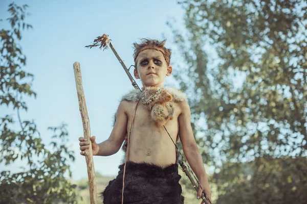 Hombre de las cavernas, chico viril con armas primitivas antiguas cazando al aire libre. Antiguo guerrero —  Fotos de Stock