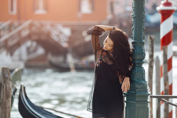 Cestovní turistka na molu proti krásnému výhledu na benátský kanál v Benátkách, Itálie. — Stock fotografie